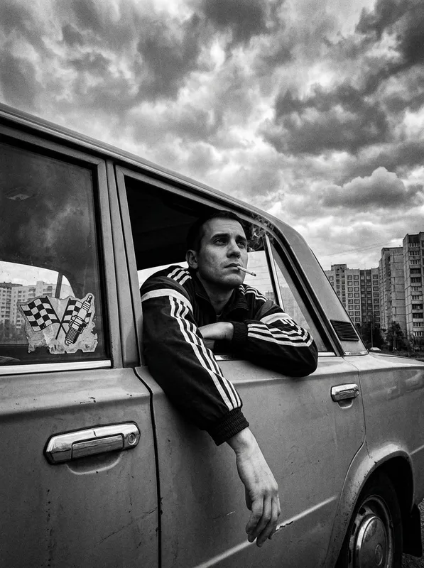 Драматичный портрет в стиле девяностых в автомобиле: результат ИИ обработки (4) в категории Портрет | AiPixia