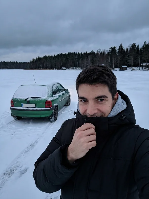 Зимнее селфи с авто на замерзшем озере: результат ИИ обработки (3) в категории Портрет | AiPixia